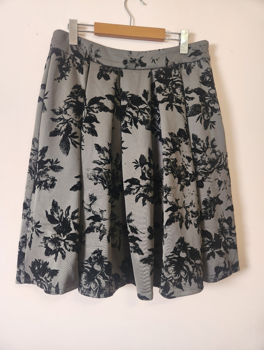 Faith and Joy Pleated Flocked Floral Midi Skirt Fit & Flare Gray/Black Sz L EUC